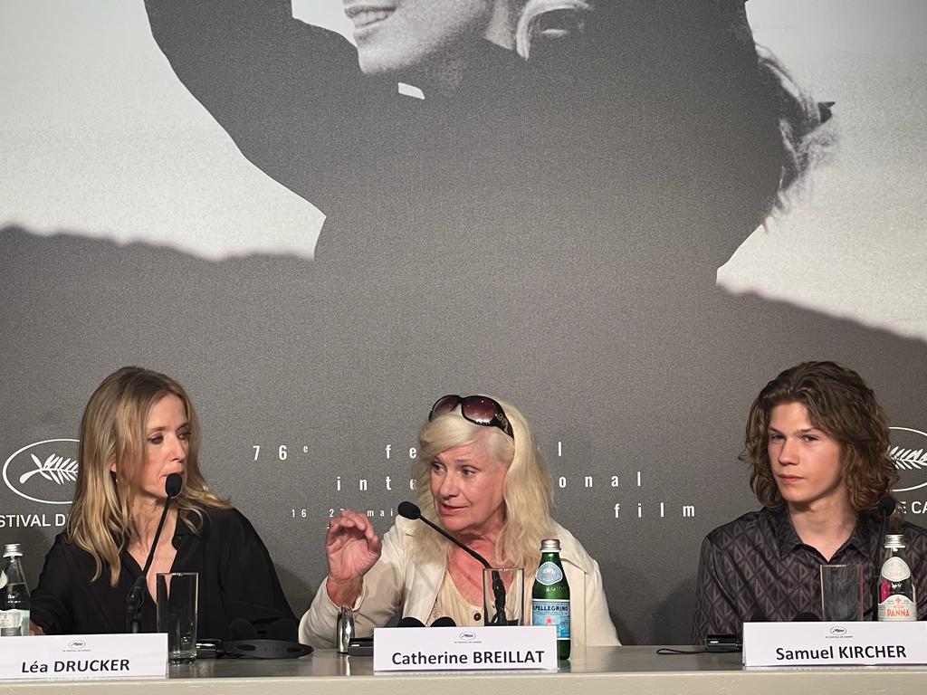 Catherine Breillat entourée de Léa Drucker (Anne) et Samuel Kircher (Théo)
