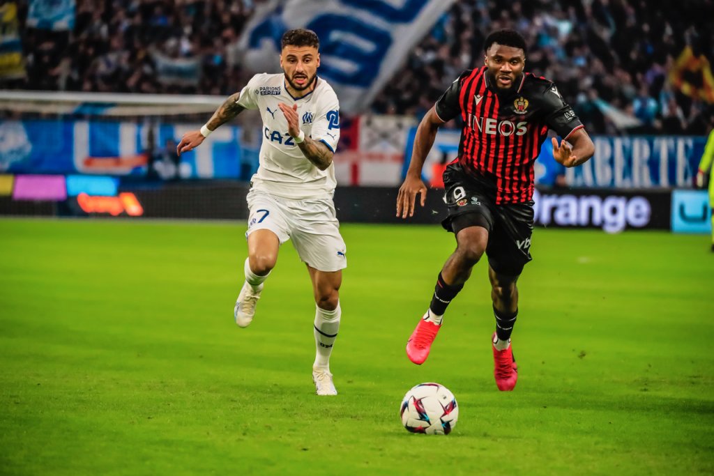 Terem Moffi et Jonathan Clauss se disputent le ballon. Nice s’est imposé à l’Orange Vélodrome (3-1) le 5 février (Photo archives Laurent Saccomano Wallis.fr)