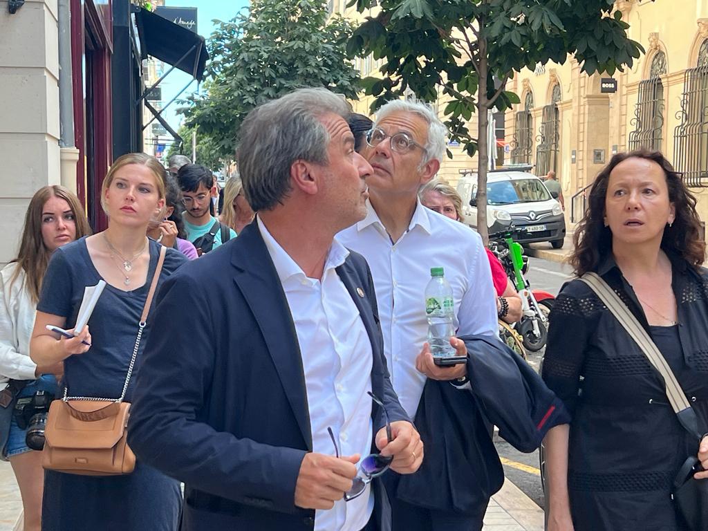 Jean-Luc Chauvin et Alain Di Crescenzo vont à la rencontre des commerçants pillés (Photo Joël Barcy)