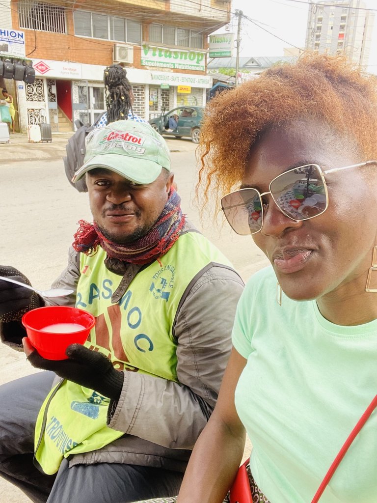 Al Barles et un moto taximan de Douala (Photo Al Barles)