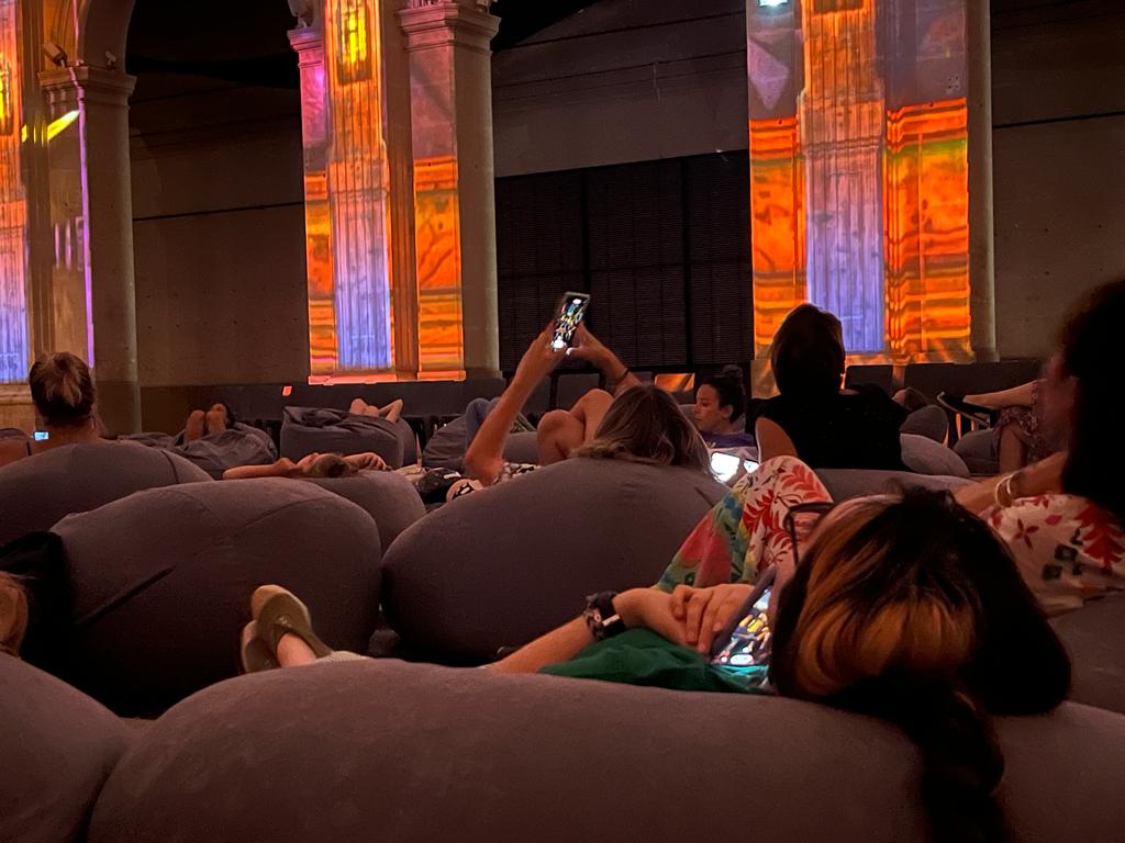 Confortablement installés dans des poufs l’expérience vaut le détour 
