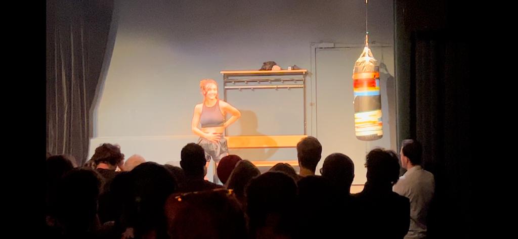 Jeanne est prête à monter sur le ring pour sa première compétition de boxe. Dans le vestiaire entre stress et adrénaline défile son enfance dans le Sud-Est, 