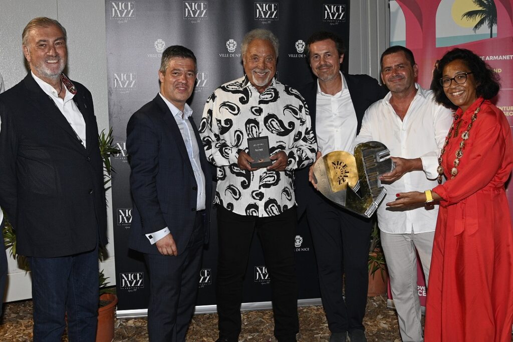 La Maison Ferret a remis son trophée à Sir Tom Jones