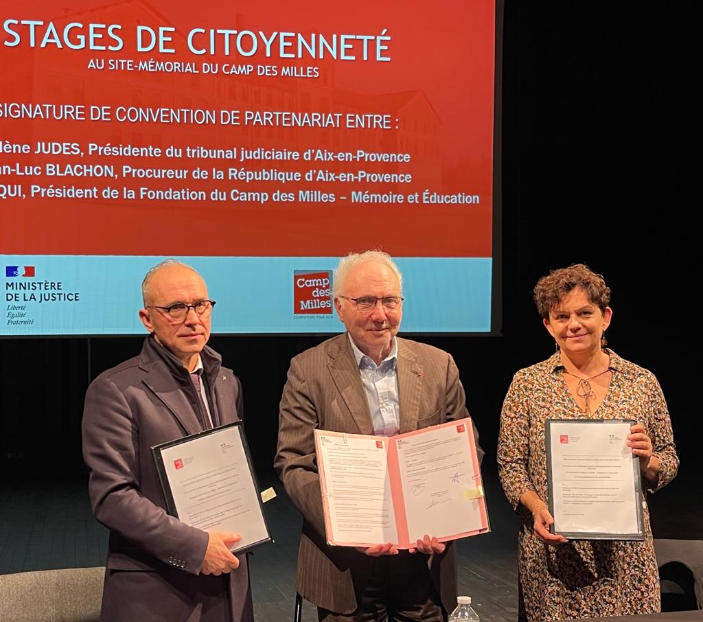 Alain Chouraqui, président de la Fondation Camp des Milles entouré de Jean-Luc Blachon procureur de la République  d'Aix-en-Provence et Hélène Judes présidente du tribunal judiciaire d'Aix-en-Provence (Photo Joël Barcy)