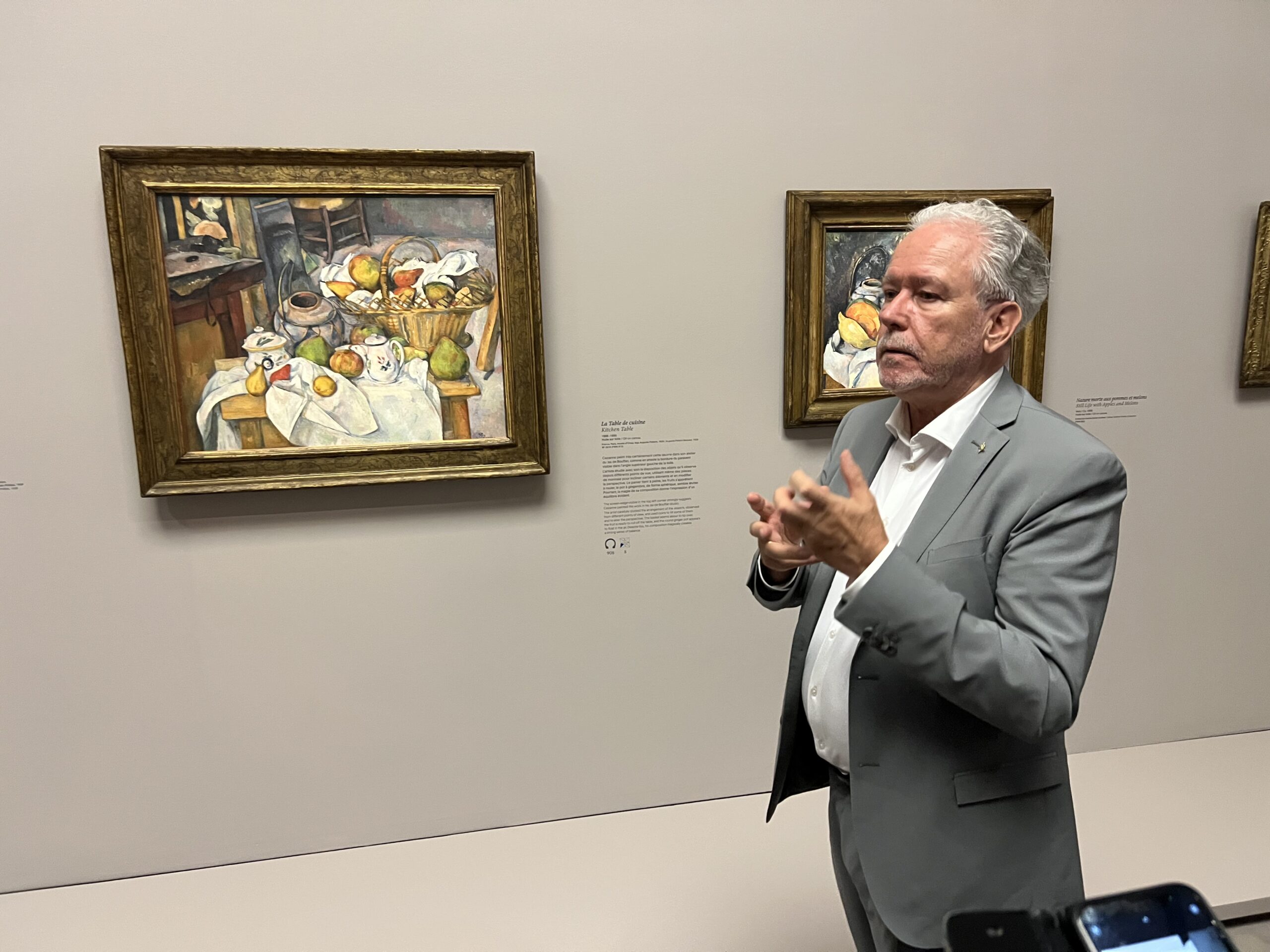 Bruno Ely aura passé une partie de son été à commenter l'exposition majeure "Cezanne au Jas de Bouffan" (ici "La table de cuisine") dont il est le commissaire général. Il vient de publier aux éditions Venus Star Point, sous l'égide de la Société Paul Cezanne, un ouvrage "Cezanne entre quatre murs" consacré au grand salon du Jas de Bouffan de 1859 à 1899 © M.E.