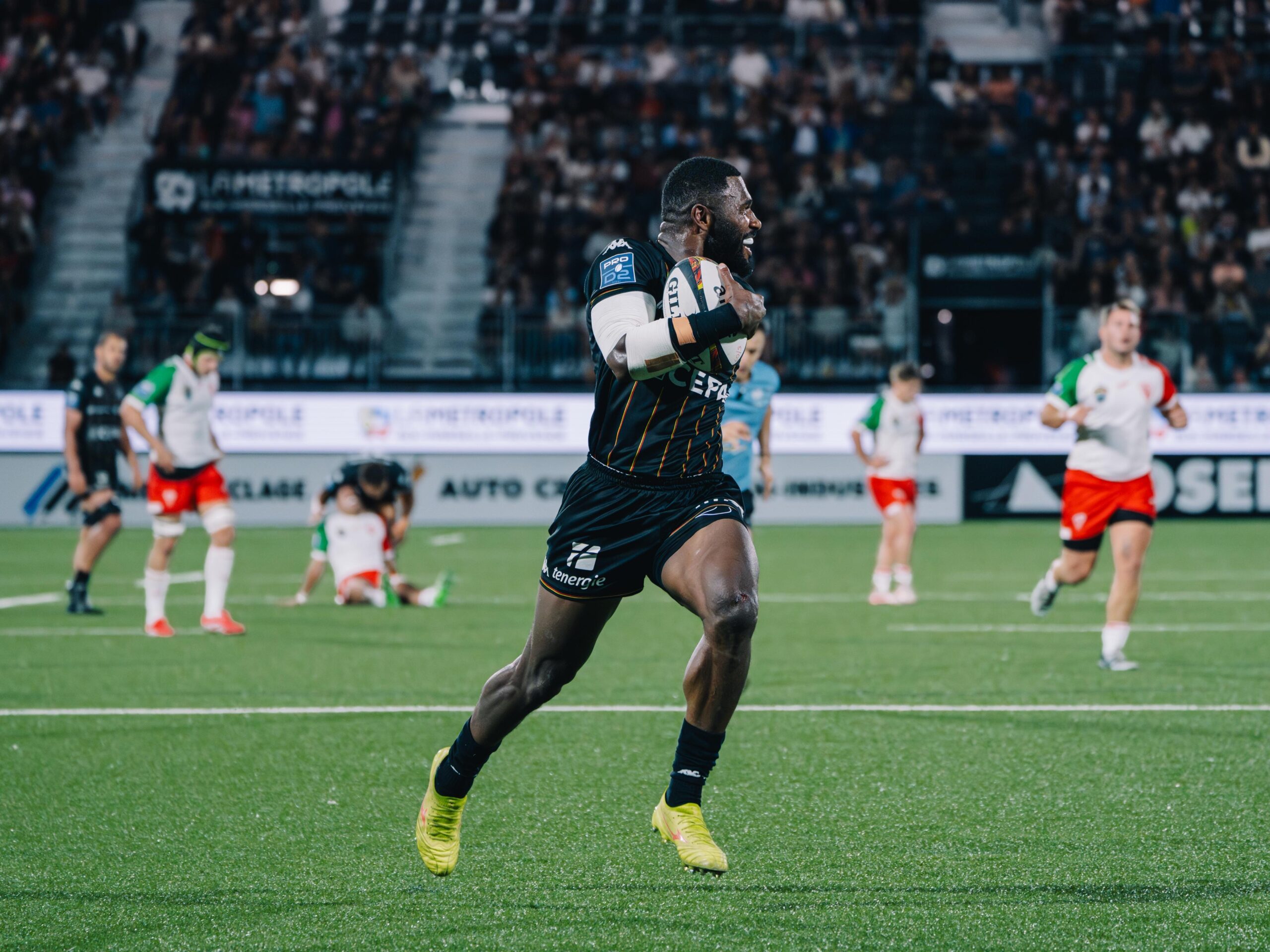Avec Setareki Bituniyata en fer de lance, Provence Rugby a montré un visage séduisant vendredi soir à Maurice-David face à des biarrots bien faibles. © Provence-Rugby
