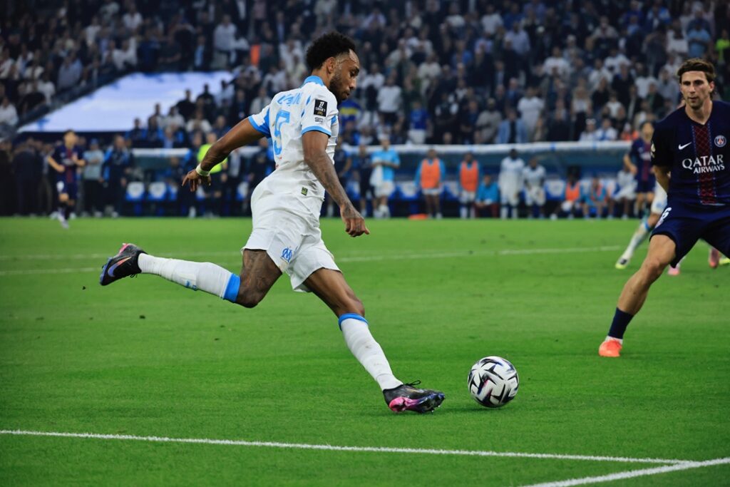 Pierre-Emerick Aubameyang avait la balle du 2-0 au bout de son soulier mais le gardien de but du PSG a dévié son tir ( Photo Laurent Saccomano/Wallis.fr)