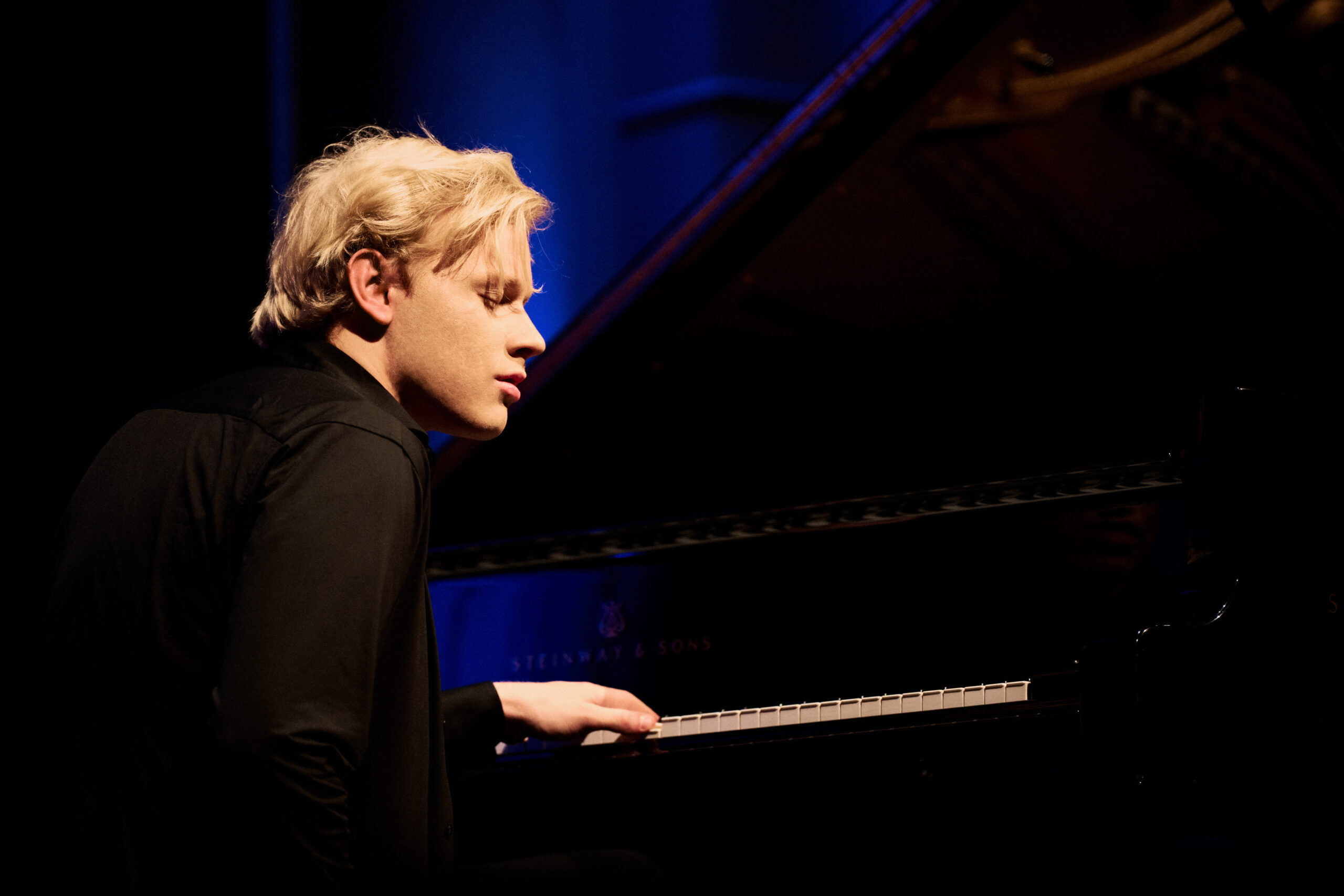 Alexander Malofeev pianiste virtuose et au regard poétique. (Photo Milagro Eltsak)