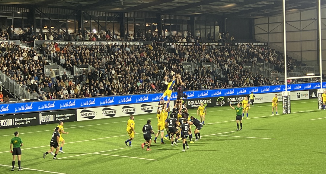 Dès les premières minutes les Aixois ont mis la pression sur Nevers, notamment en touche et en mêlée. Des phases de jeu qui ont rapidement porté leurs fruits devant un stade à guichets fermés. © M.E.