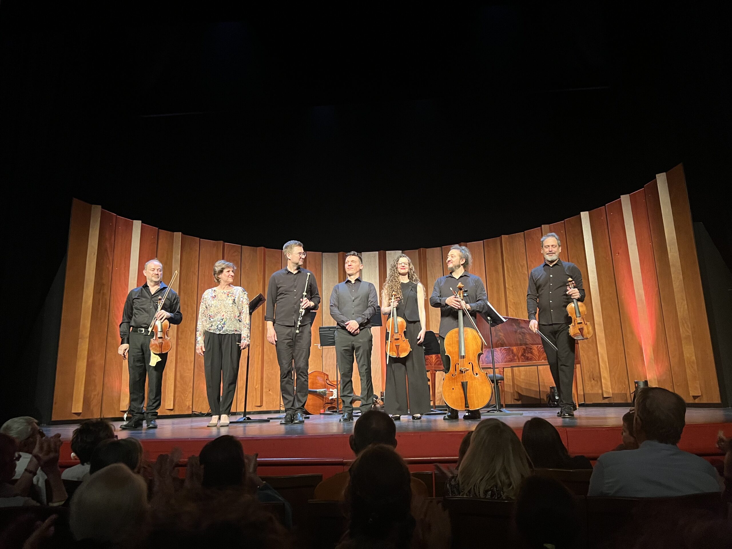 (de g. à dr.) David Plantier, violon, Céline Frisch, pianoforte, Karel Walter, flûte, Davide Nava, contrebasse, Nuria Pujolràs, alto, Ludovico Minasi, violoncelle et Pablo Valetti, violon et direction. © M.E.