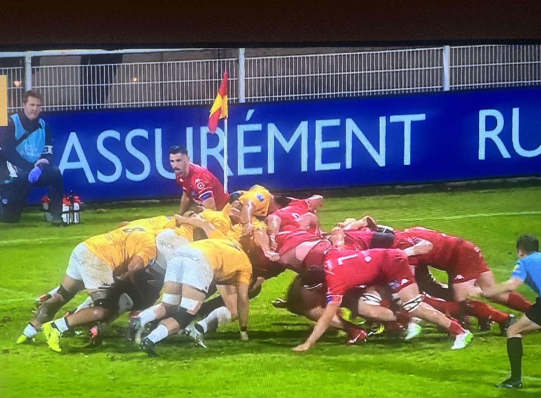 A la 19e minute de la rencontre, la mêlée conquérante des Aixois allait amener leur premier essai inscrit par Suta. Capture d’écran Canal + A la 19e minute de la rencontre, la mêlée conquérante des Aixois allait amener leur premier essai inscrit par Suta. Capture d’écran Canal +