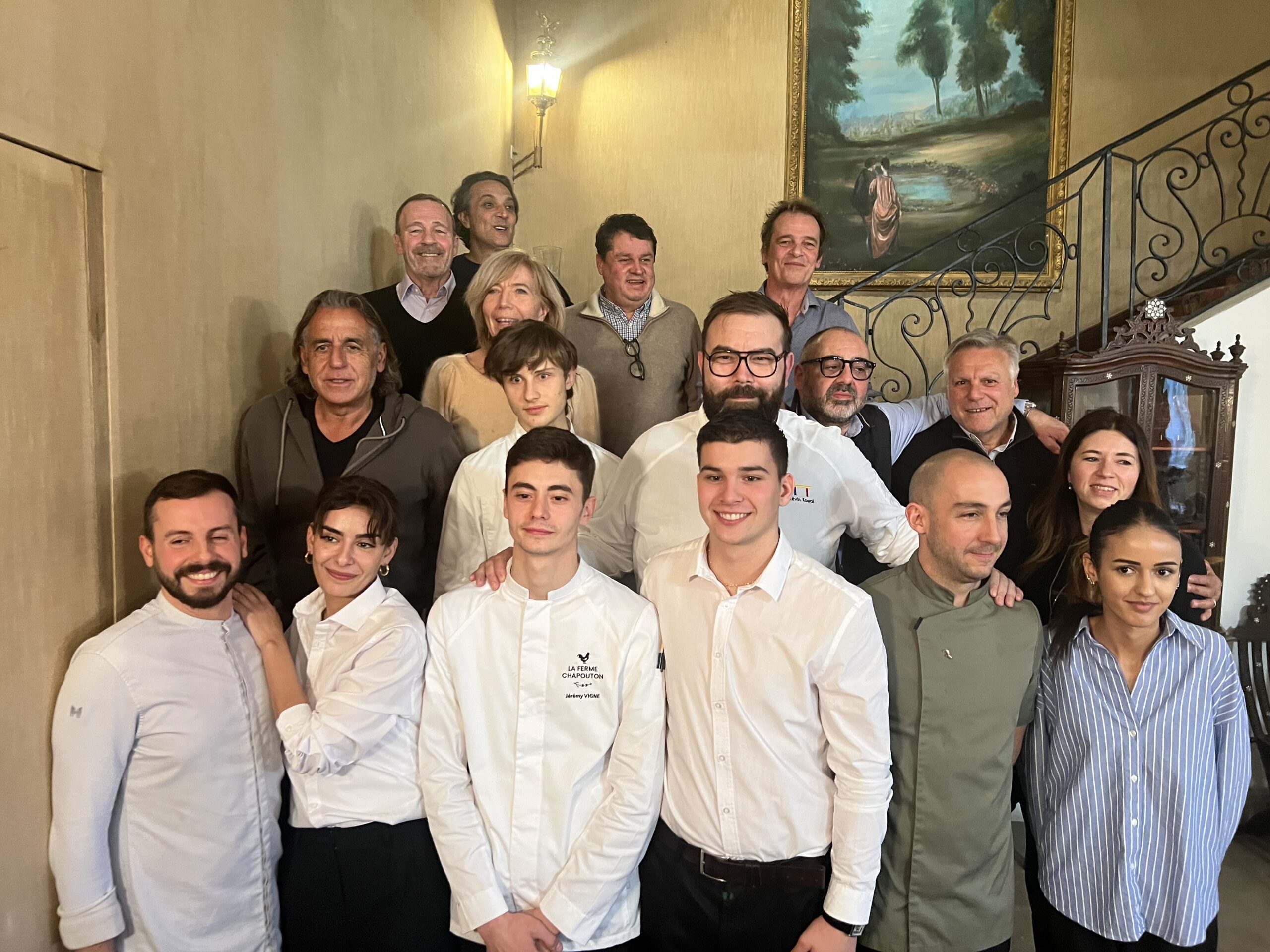 Au premier rang de g. à dr. Lorenzo Ravera, Sarah Mezziani, Jérémy Vigne, Mael Fillit, Simon Polac, Ibtissem Kattat, devant les membres du jury présidé par Kevin Kowal, le chef de l’Imperator à Nîmes et composé du maître des lieux Laurent Bréchet, des comédiens Elise Larnicol, Serge Gisquiere, Serge Dupire et Olivier Sitruck ainsi que des footballeurs Manu Amoros et Marcel Dib. © M.E.
