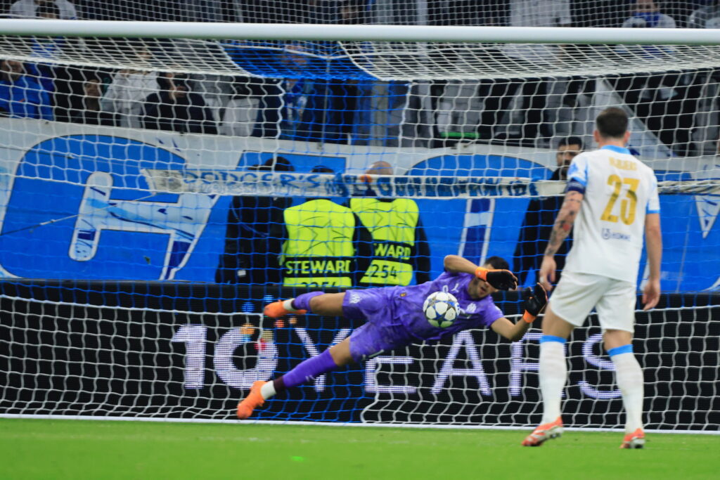 Geronimo Rulli se détend et détourne le penalty tiré par Charles De Ketelaere ( Photo Laurent Saccomano/Wallis.fr)