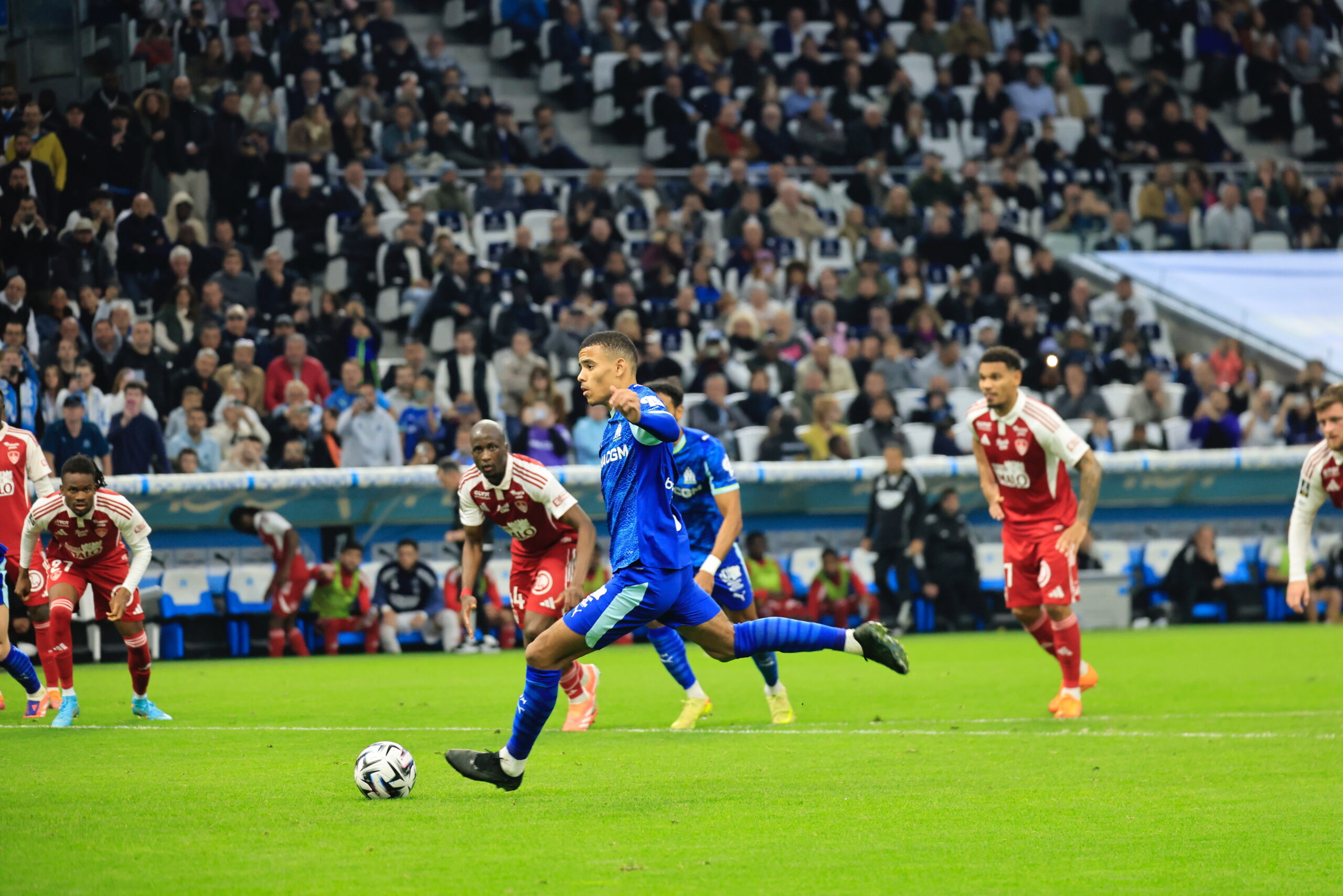 Mason Greenwood a réussi le penalty qui a permis à l’OM de mener (2-0) à la mi-temps (Photo Laurent Saccomano/Wallis.fr) Mason Greenwood a réussi le penalty qui a permis à l’OM de mener (2-0) à la mi-temps (Photo Laurent Saccomano/Wallis.fr)