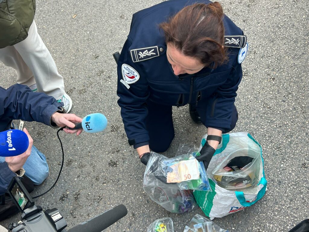 Lors de cette opération a été notamment saisi un sac contenant des pochons de cocaïne, de la résine de cannabis et une liasse de billets...© Joël Barcy