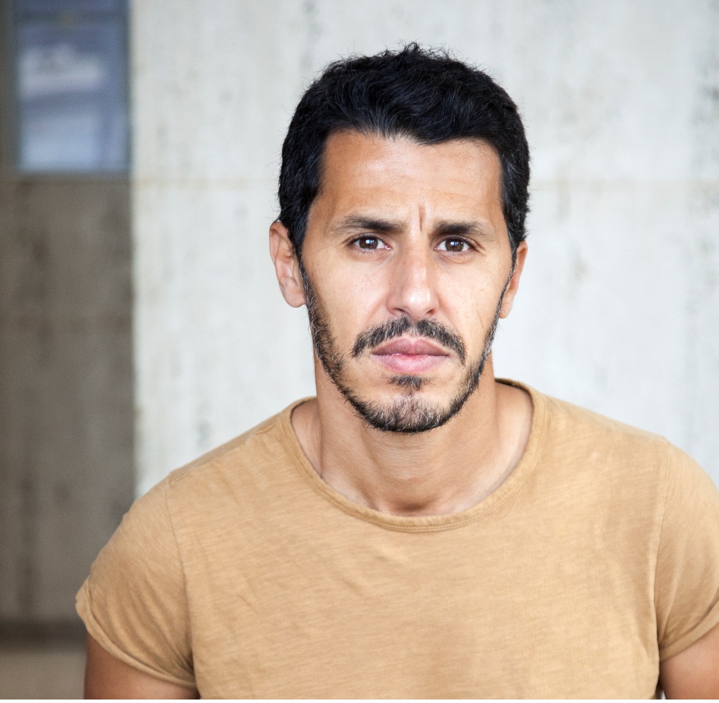 Mounir Margoum incarne “Un Homme sans titre ” (Photo Claire Pathé )
