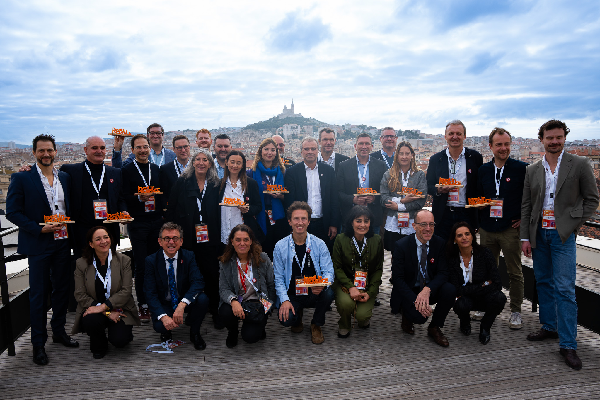 Jean-Luc Chauvin, Bernard Deflesselles et Philippe Stéfanini entouré des lauréats des trophées “Invest in Provence” de Provence Promotion © Jonathan Belin/Provence Promotion Jean-Luc Chauvin, Bernard Deflesselles et Philippe Stéfanini entouré des lauréats des trophées "Invest in Provence" de Provence Promotion © Jonathan Belin/Provence Promotion