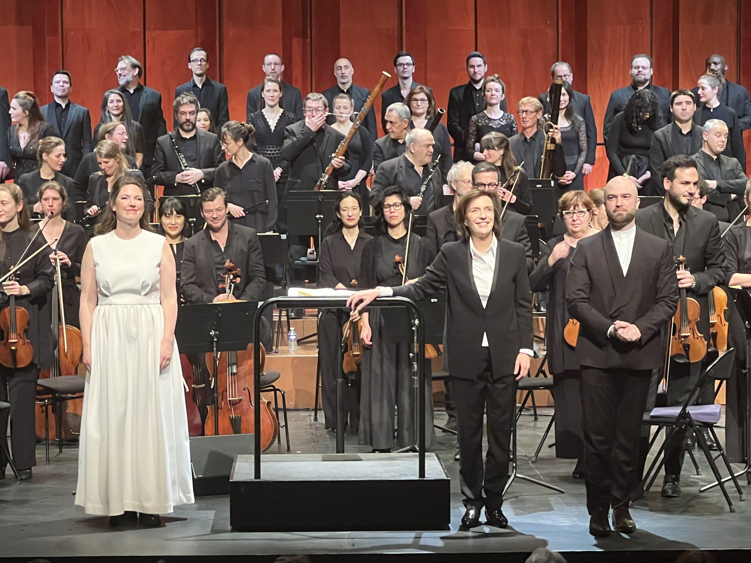 Eleanor Lyons, Laurence Equilbey et John Brancy aux saluts devant l’Insula Orchestra et le chœur Accentus. © M.E.
