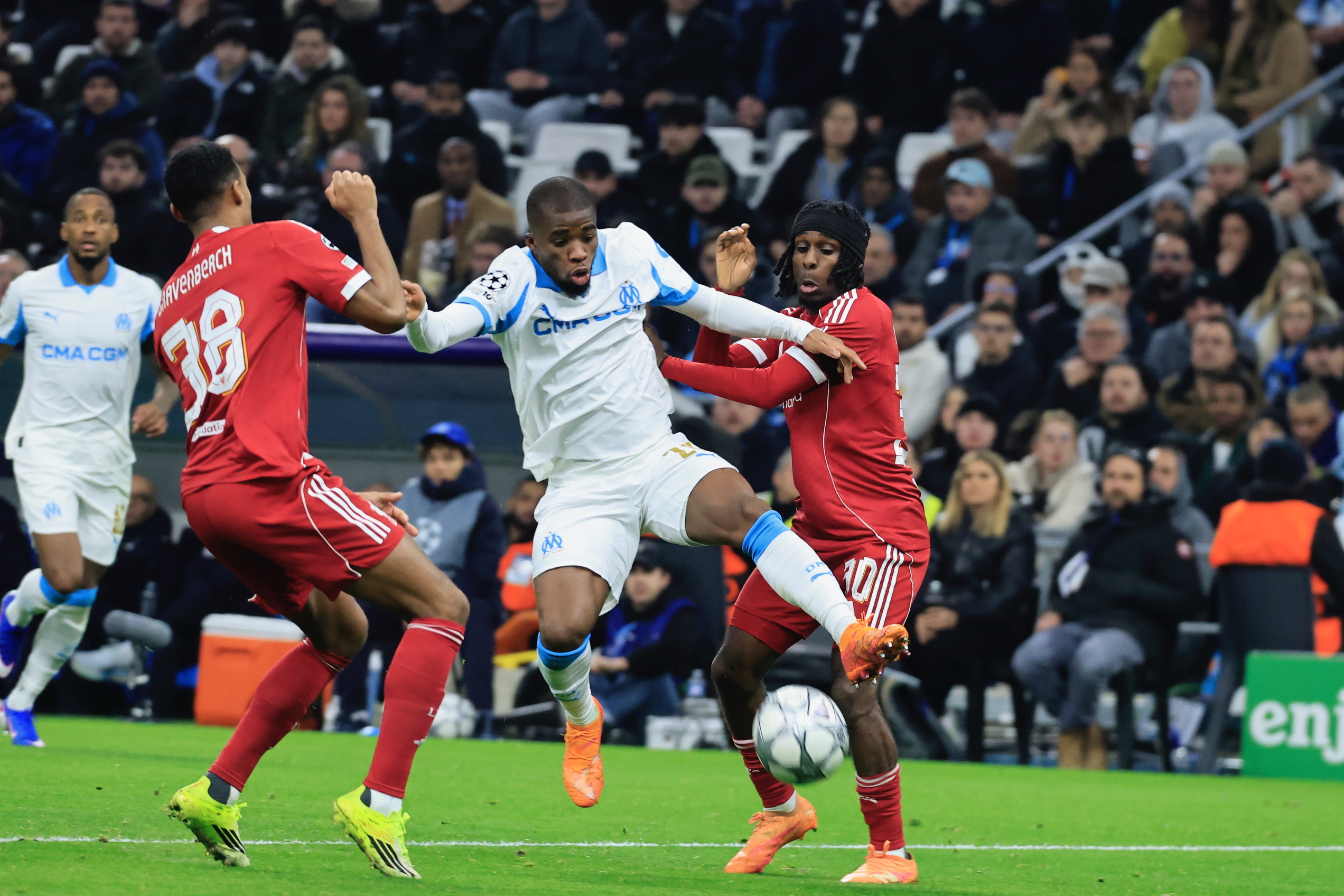 Hamed Junior Traoré dispute le ballon entre Gravenberch et Frimpong (Photo Laurent Saccomano/Wallis.fr)