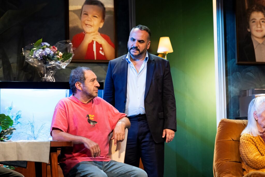 Destimed Francois Xavier Demaison et Patrick Timsit dans LA FAMILLE PHOTO ©Cyril Bruneau