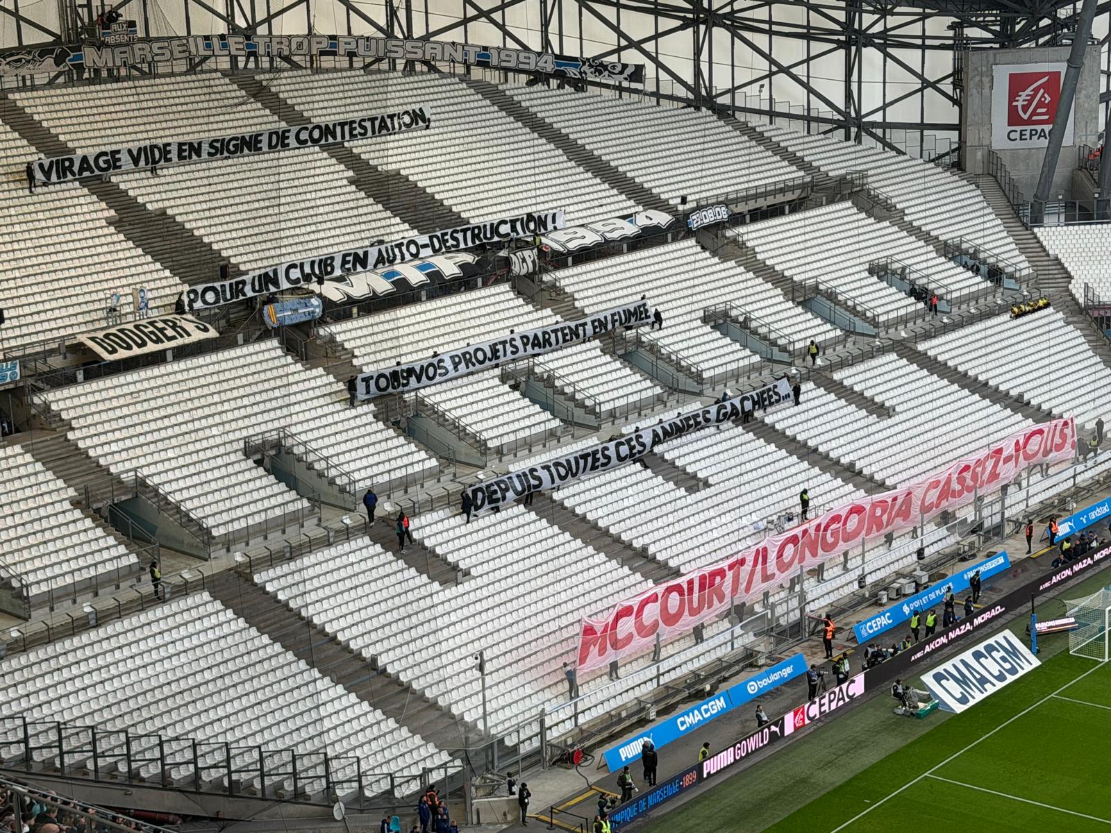 Les virages Nord et Sud ont boycotté la rencontre durant 15 minutes © Joël Barcy