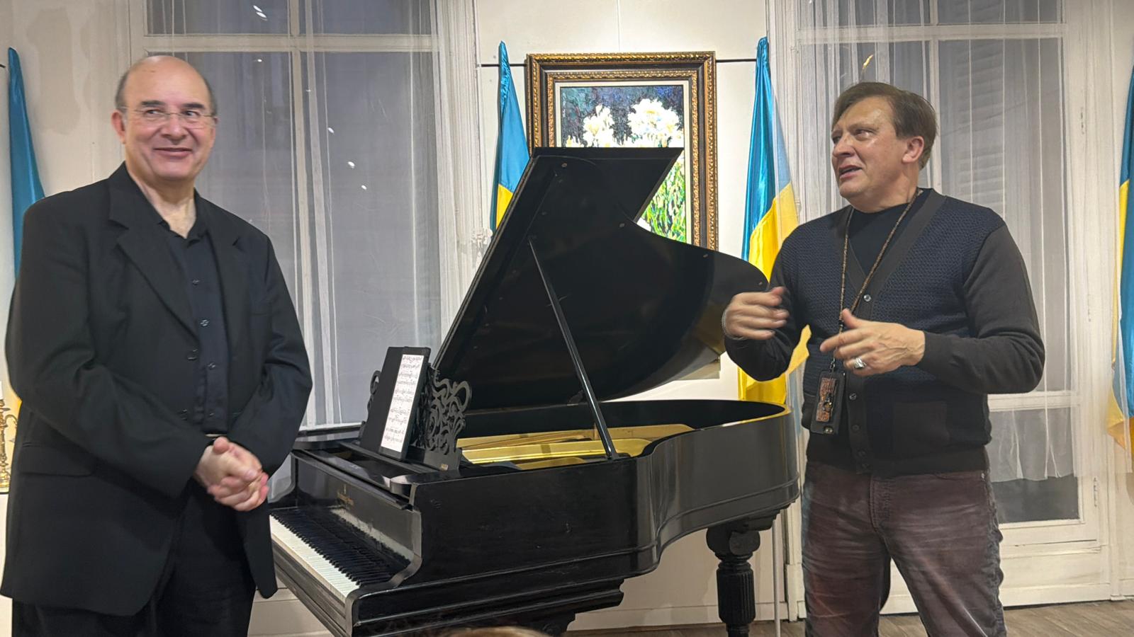 Le pianiste Philippe Gueit et Victor Orly, peintre ukrainien et président de l’association Capitale © Joël Barcy