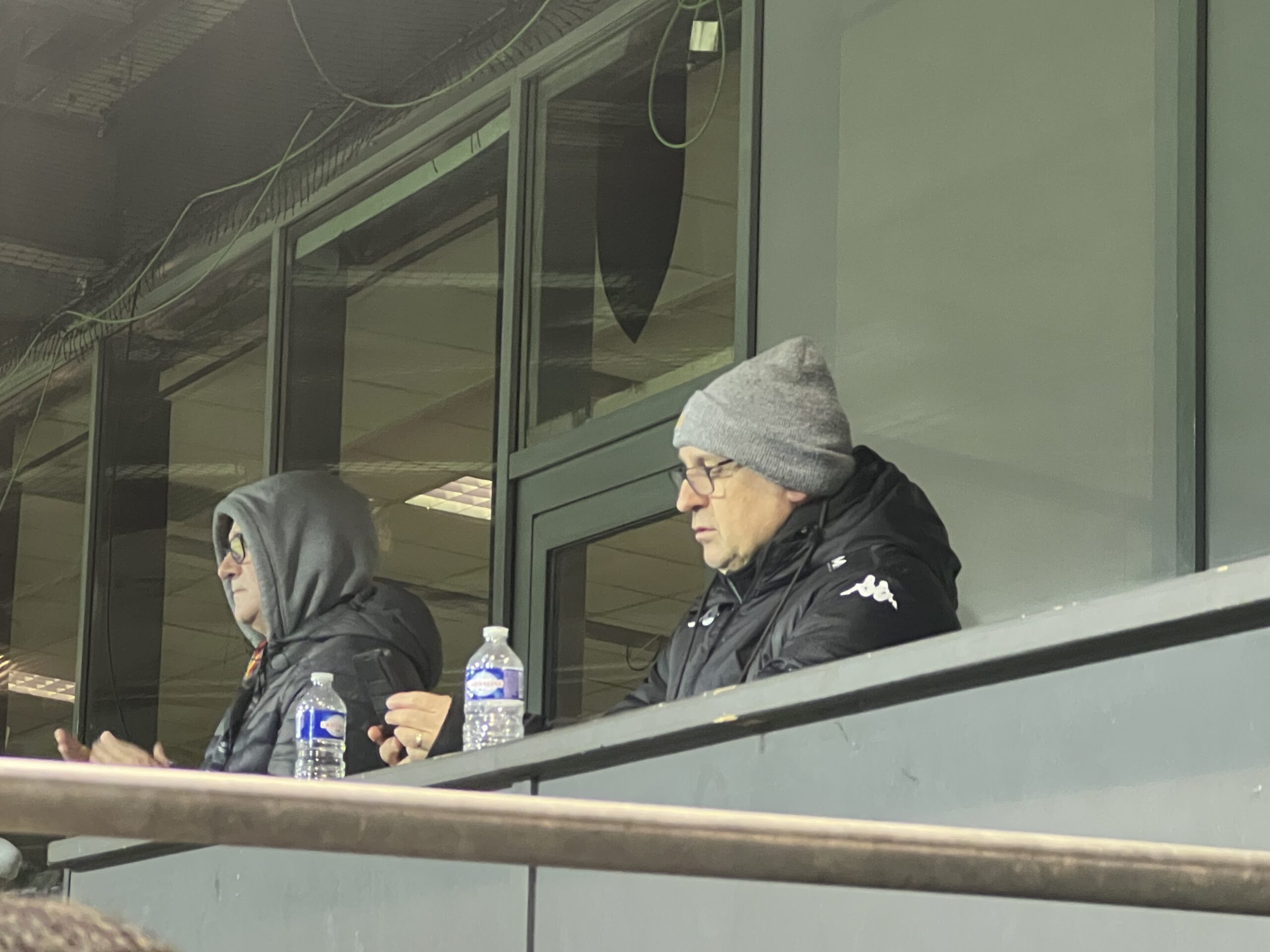 Suspendu pour deux matchs, Philippe Saint-André a suivi en solitaire la rencontre en haut d’une tribune du stade Maurice-David. © M.E.