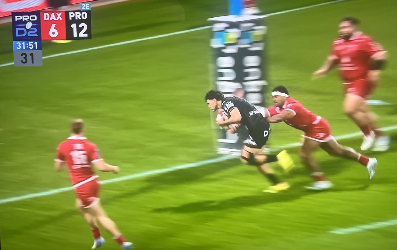 A l’issue d’une action de jeu superbe, Léo Drouet marque le 2e essai des Aixois à la 32e minute permettant aux Noirs de mener 14 à 6. La suite sera moins heureuse. (photo Capture d’écran Canal+)