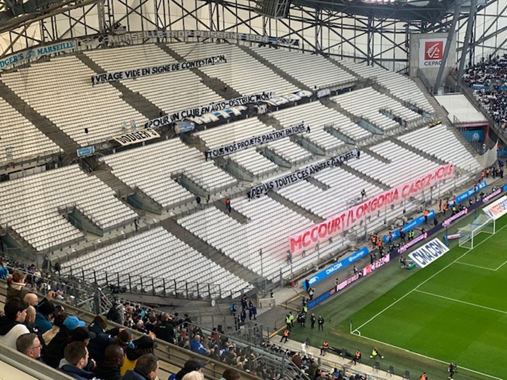 Les supporters du virage nord étaient absents au coup d’envoi du match contre Strasbourg. Ils avaient déployé une banderole demandant le départ du propriétaire du club et du président (Photo G.D)