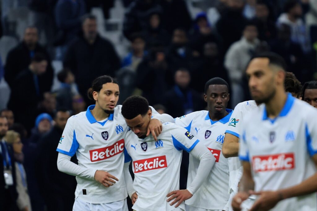 Destimed Bilel Nadir et ses partenaires essaient de consoler Ethan Nawneri