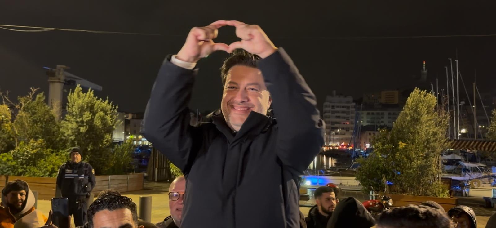 Benoît Payan célèbre sa victoire entouré par de nombreux Marseillais et militants © Joël Barcy