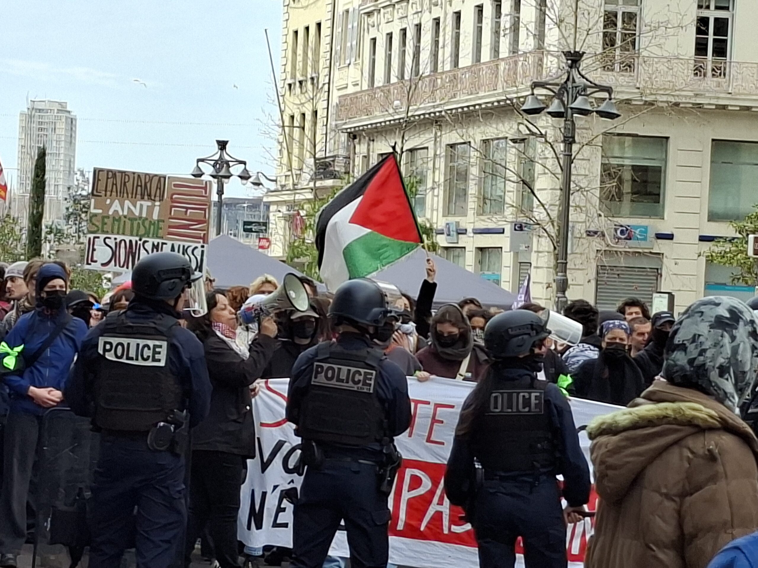 Un cordon de CRS fait face à des militants notamment d’Urgence Palestine, Marseille8mars et autres groupuscules qui voulaient en découdre © Patricia Caire