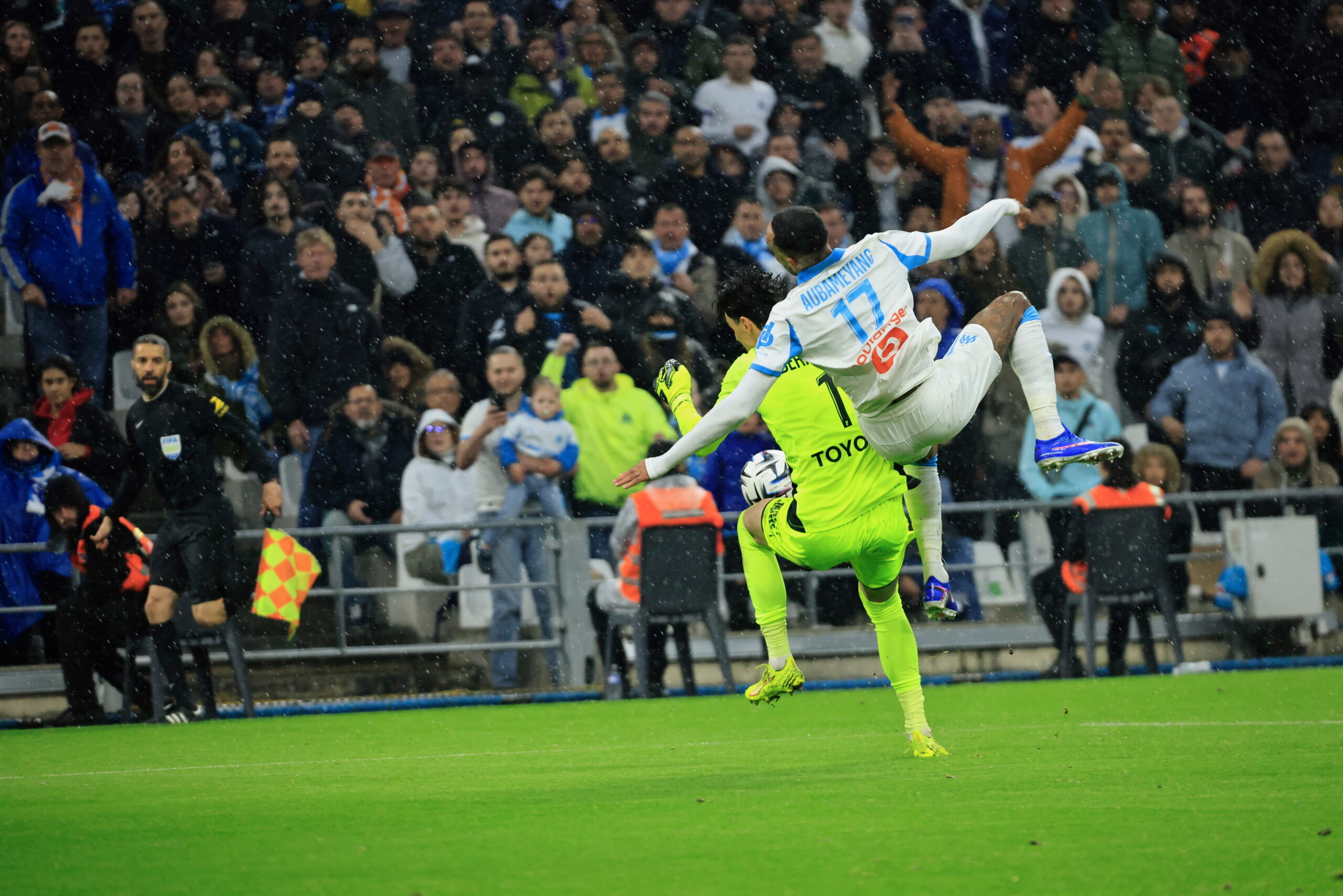Berne Ozer, le gardien de but lillois, percute volontairement Aubameyang et reçoit seulement un carton jaune qui aurait pu se transformer en carton rouge après le visionnage de la VAR ( Photo Laurent Saccomano/ Wallis.fr)