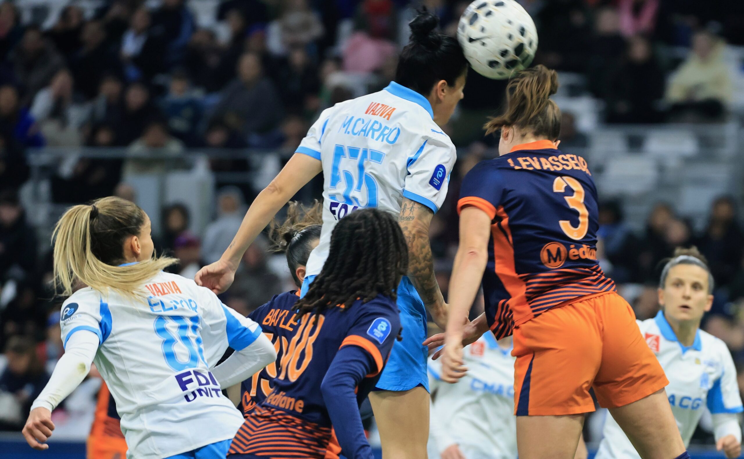 Duel aérien pour le ballon entre la Marseillaise Marta Carro Nolasco et la Montpelliéraine Marie Levasseur ( Photo Laurent Saccomano/Wallis.fr)