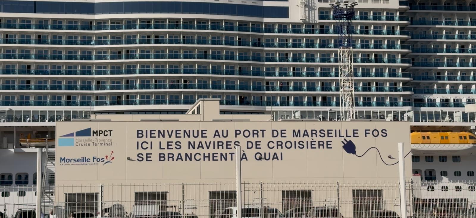 À Marseille, les paquebots ne tournent plus au diesel à quai. Grâce à des installations électriques capables d’alimenter une ville entière, le port réduit fortement ses émissions. @Joël Barcy