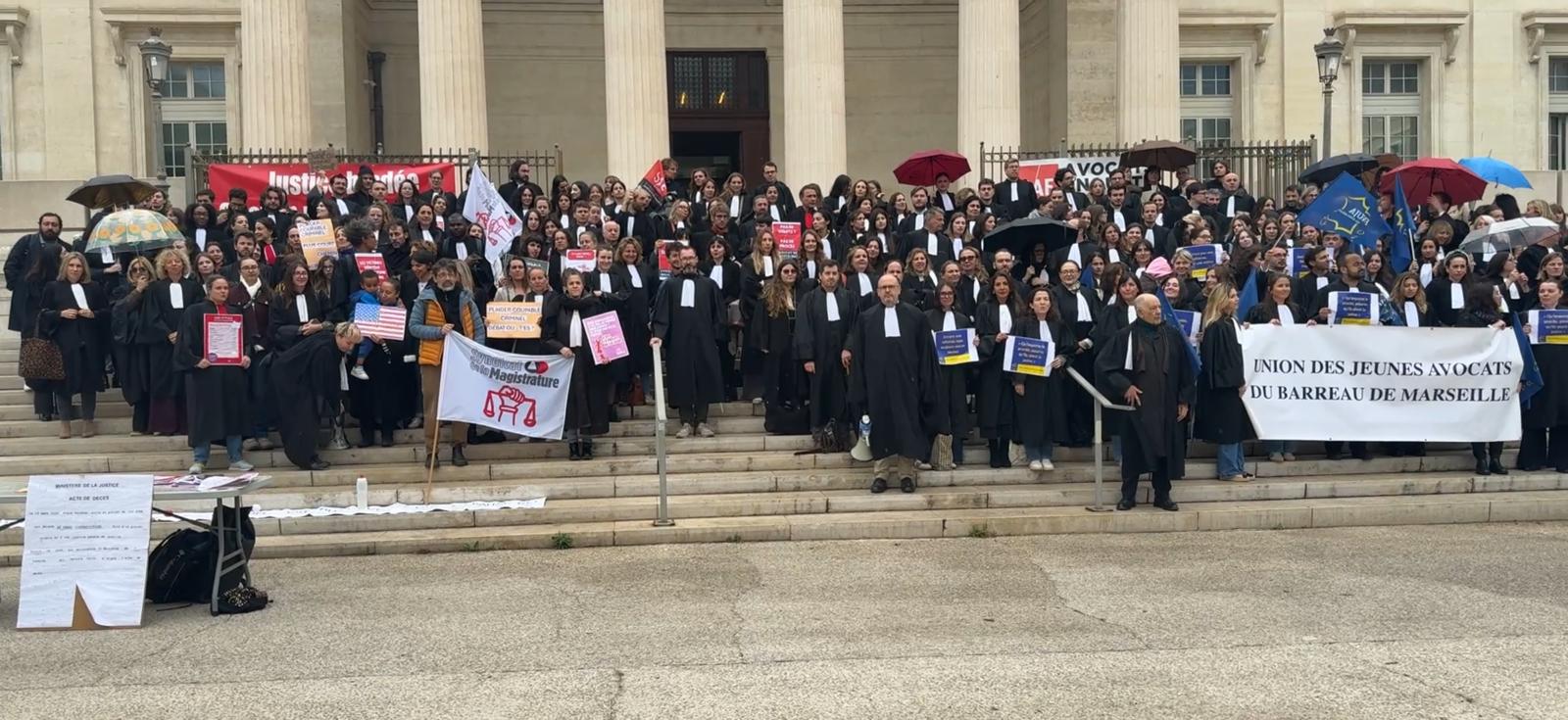 Les avocats du barreau de Marseille ont manifesté ce lundi 13 avril 2026 sur les marches du palais Monthyon (Photo D.R)