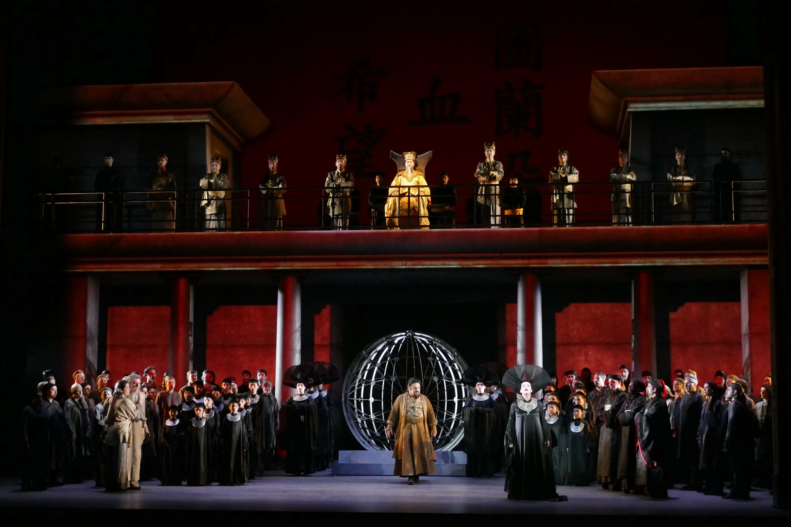 C’est la mise en scène de Charles Roubaud créée pour les Chorégies d’Orange et adaptée en 2019 pour la scène de l’Opéra de Marseille qui sera retravaillée pour la reprise du spectacle en 2027. © Christian Dresse.