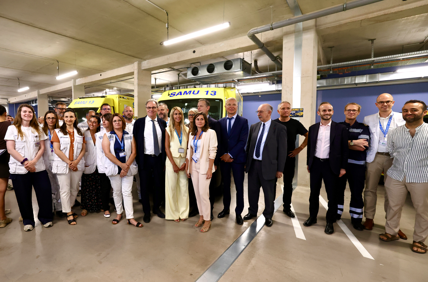 Les équipes du nouveau SAMU zonal de La Timone entourent les représentants de l’État, de l’ARS, de la Région Sud et de l’AP-HM lors de l’inauguration officielle de cette nouvelle plateforme d’urgence (Fabien Boukla)