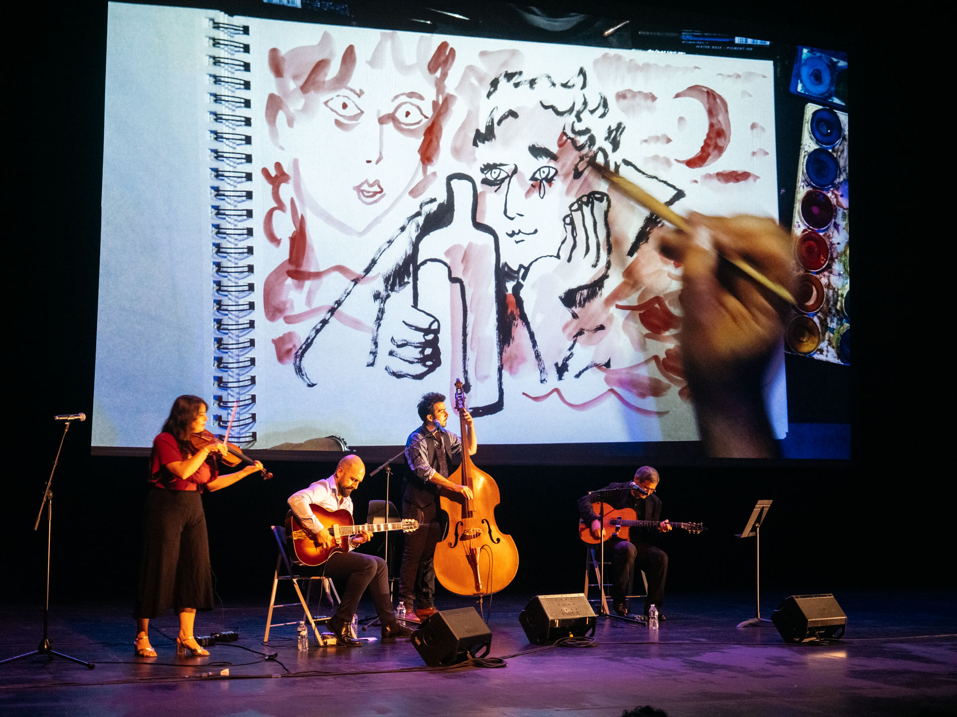 Concert dessiné – L’Histoire en nous – Terre de sang Joann Sfar entouré des musiciens Frank Anastasio, Marcello Marella, Steven Reinhardt © Baptiste de Ville d’Avray
