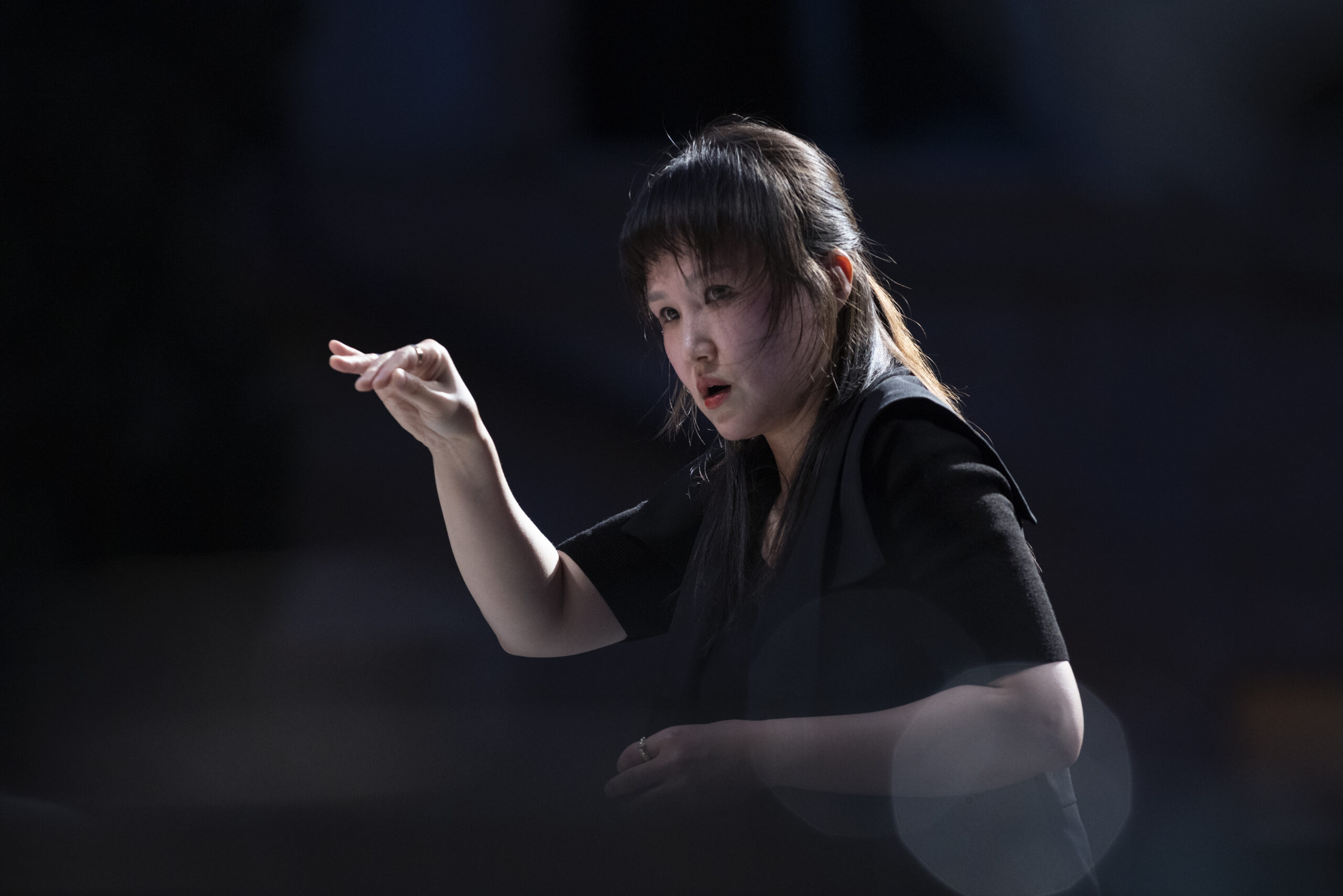 Sora Elisabeth Lee, la nouvelle cheffe de l’Orchestre des Jeunes de la Méditerranée. © Vincent Beaume.
