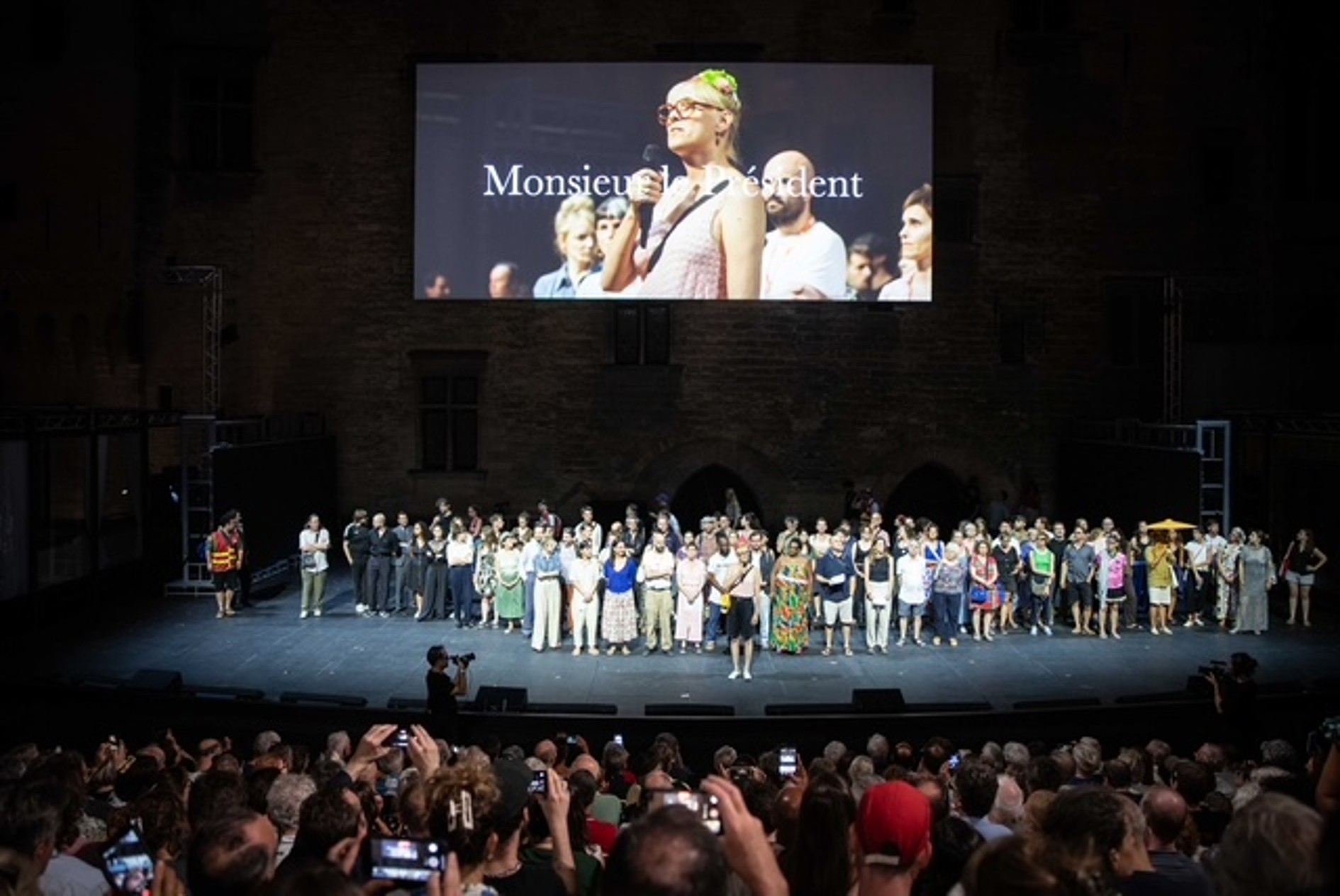 Réunis dans la Cour d’honneur du Palais des Papes, les artistes du Festival d’Avignon ont interpellé Emmanuel Macron pour défendre le service public de la culture et demander un moratoire sur les baisses de crédits annoncées. © Alexandre Quentin / Festival d’Avignon.