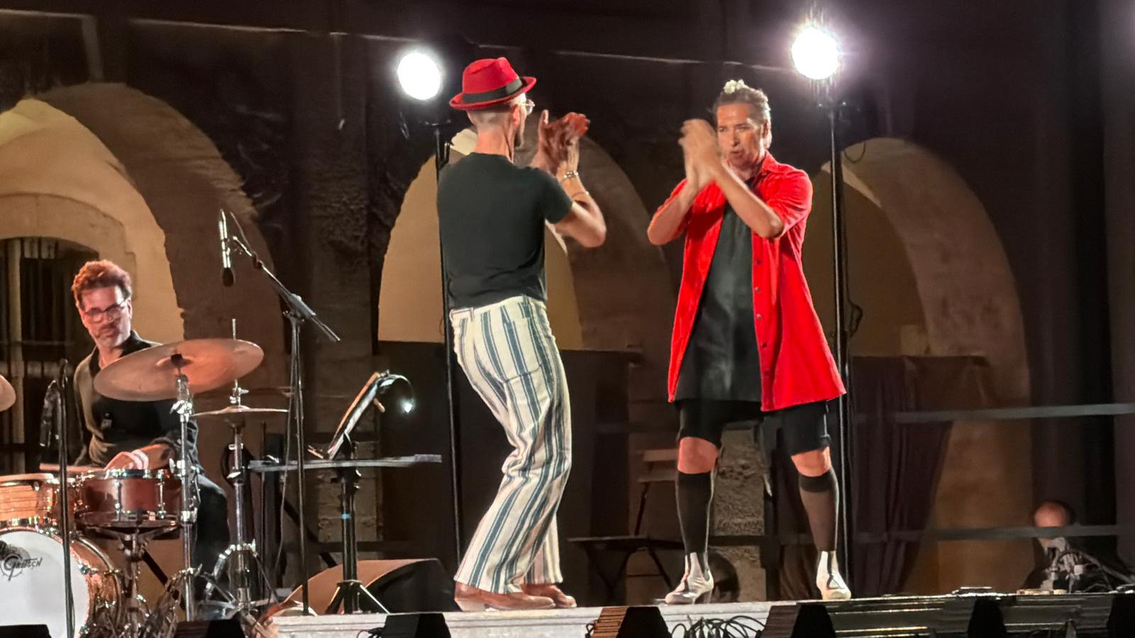Le jeu des palmas d’Israel Galván s’est mêlé aux improvisations des musiciens, offrant l’un des temps forts de cette ouverture du Festival Marseille Jazz des Cinq Continents. (Photo Joël Barcy)