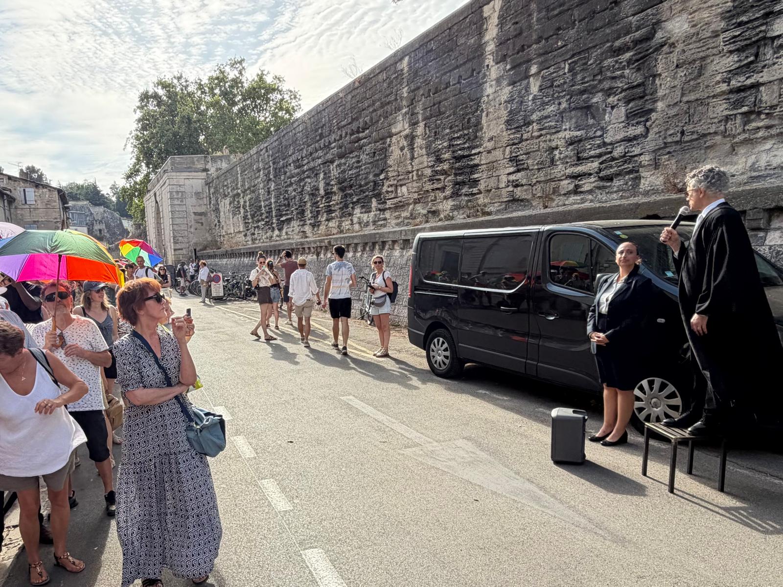 Avant même l’entrée dans la salle, le président du tribunal accueille les spectateurs et les place dans la peau des jurés appelés à juger Laura Koch ( Photo Joël Barcy)