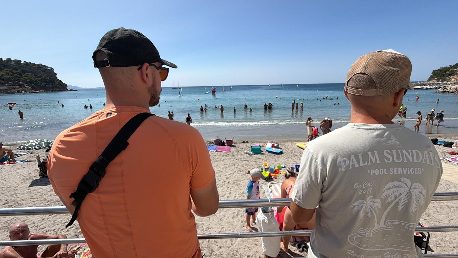 En civil, deux gendarmes observent discrètement la plage de Carry-le-Rouet. Une présence moins visible mais souvent plus efficace pour repérer les comportements à risque et les infractions (Photo Joël Barcy)