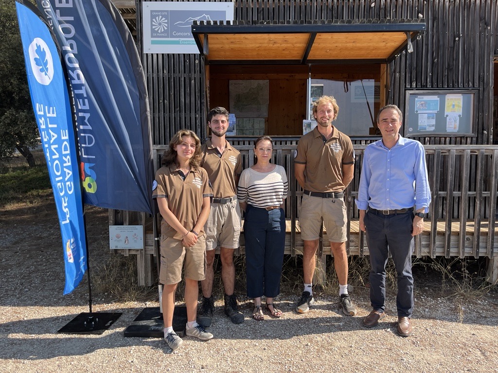 Sophie Joissains et Arnaud Mercier entourés des Gardes régionaux forestiers en mission sur le Grand Site Concors Sainte-Victoire, où la prévention constitue la première ligne de défense contre le risque d'incendie © Région Sud