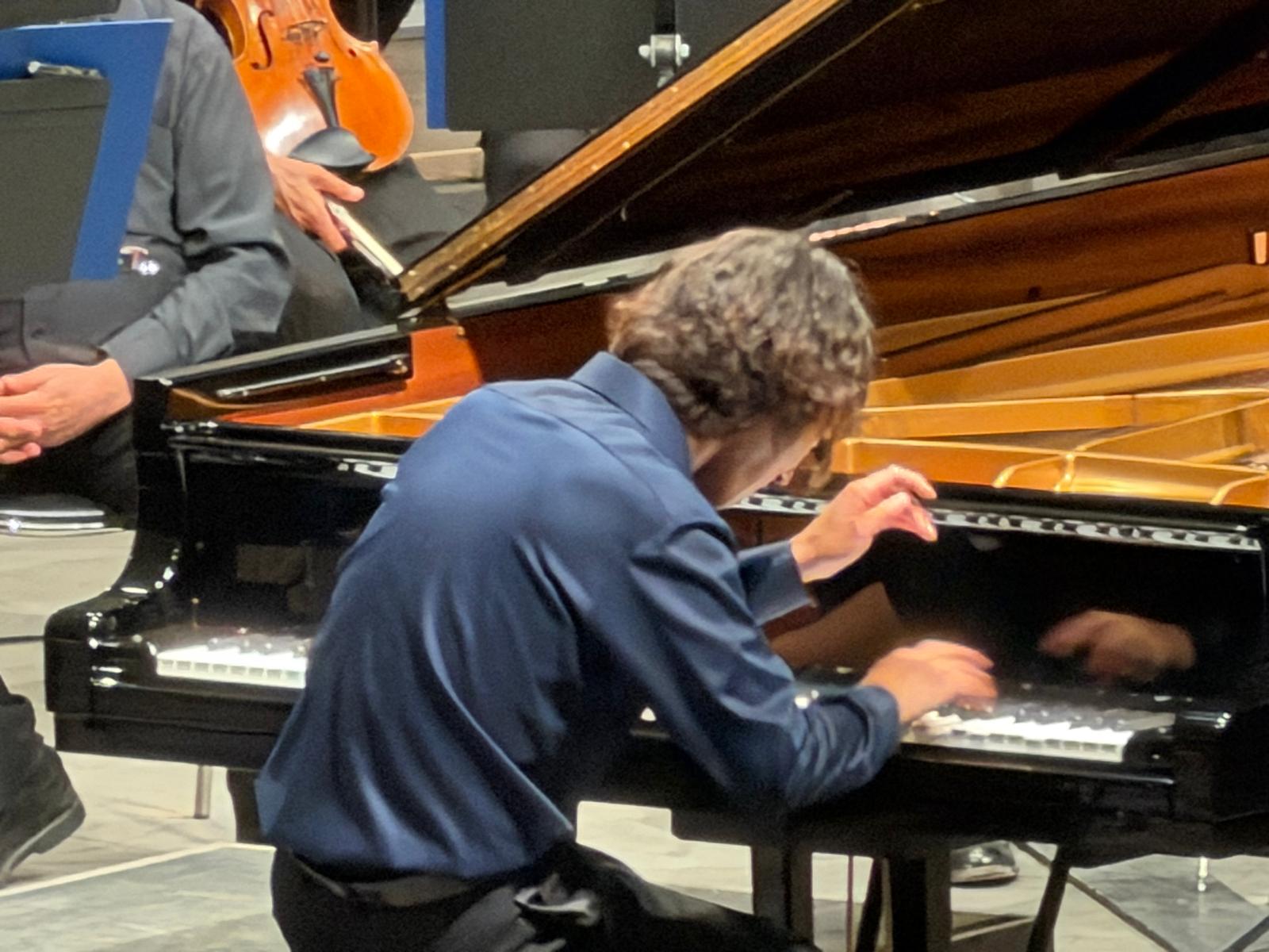 Le pianiste japonais Hayato Sumino, sur la scène du parc de Florans aux côtés de l’Orchestre Philharmonique de Nice, est l’une des figures montantes de la scène internationale @ Joël Barcy