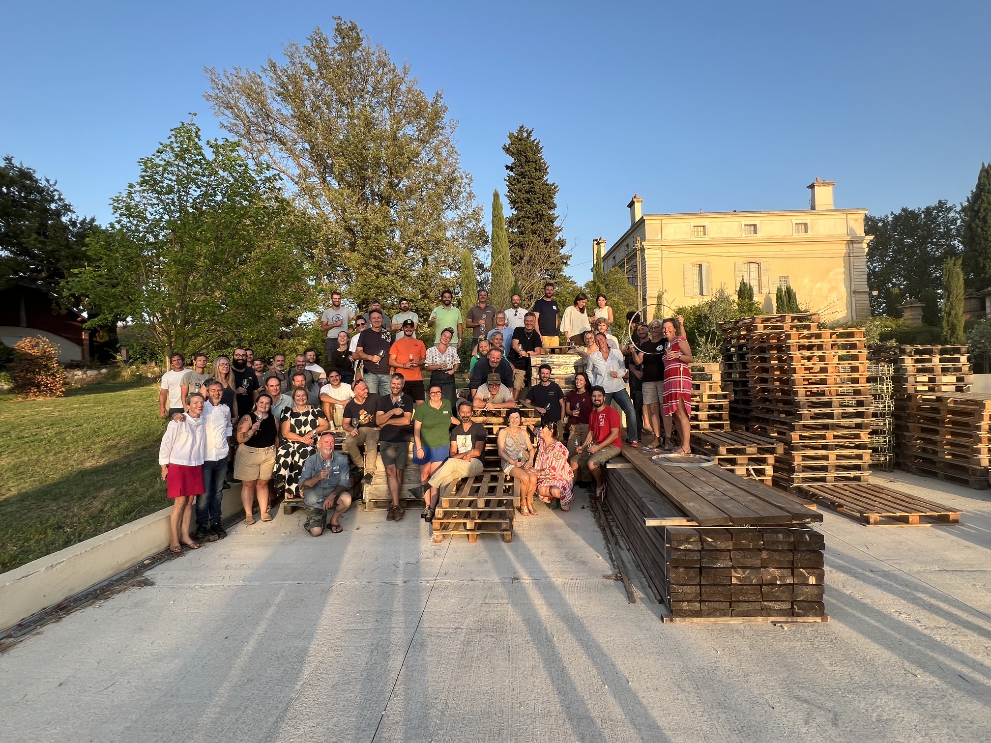 Soleil couchant sur les terres de Beaupré où la « famille » Rouge Provence s’est retrouvée pour presser les raisins de la cuvée « Plaisir solidaire » en compagnie d’Olivia et Marc Féval à gauche sur la photo. © M.E.