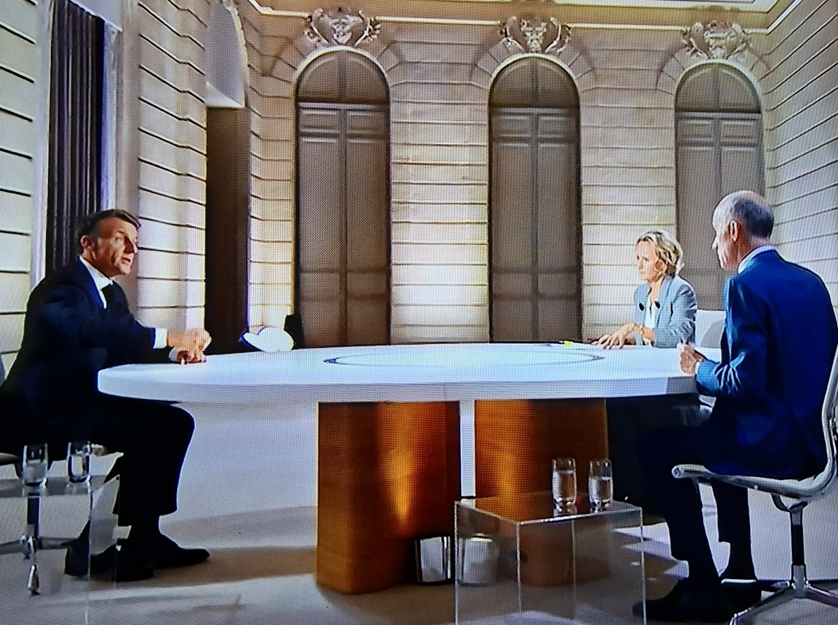 Le président Emmanuel Macron s’est exprimé à l’Elysée lors d’un entretien avec Caroline Roux France 2 et Gilles Bouleau TF1 (Photo capture d’écran)