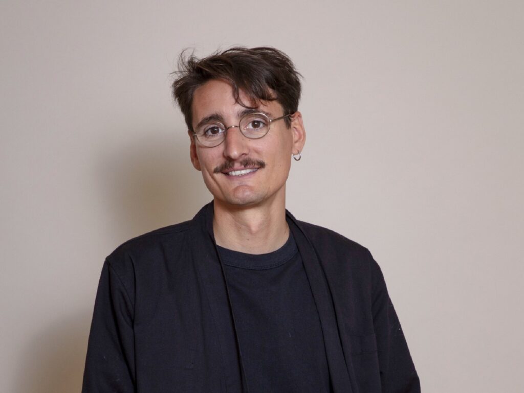 Chronique littéraire de Jean-Rémi Barland. « Le pays des étés » de Pierre Adrian : la mémoire de ceux qui ne reviendront plus