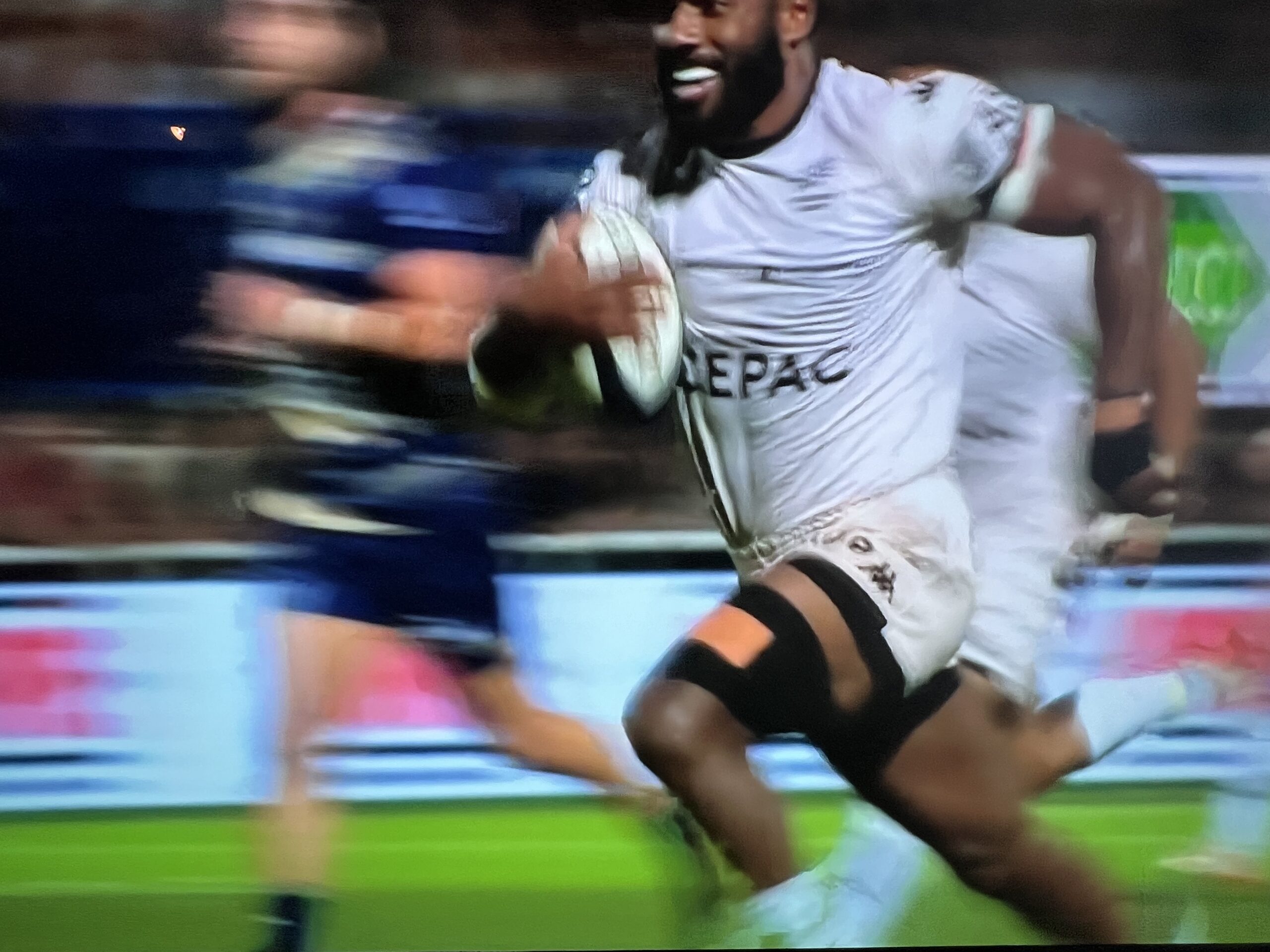 La « flèche » Setareki Bituniyata tout en puissance pour aller inscrire le deuxième essai des Aixois à Colomiers. © Capture d’écran Canal+sport